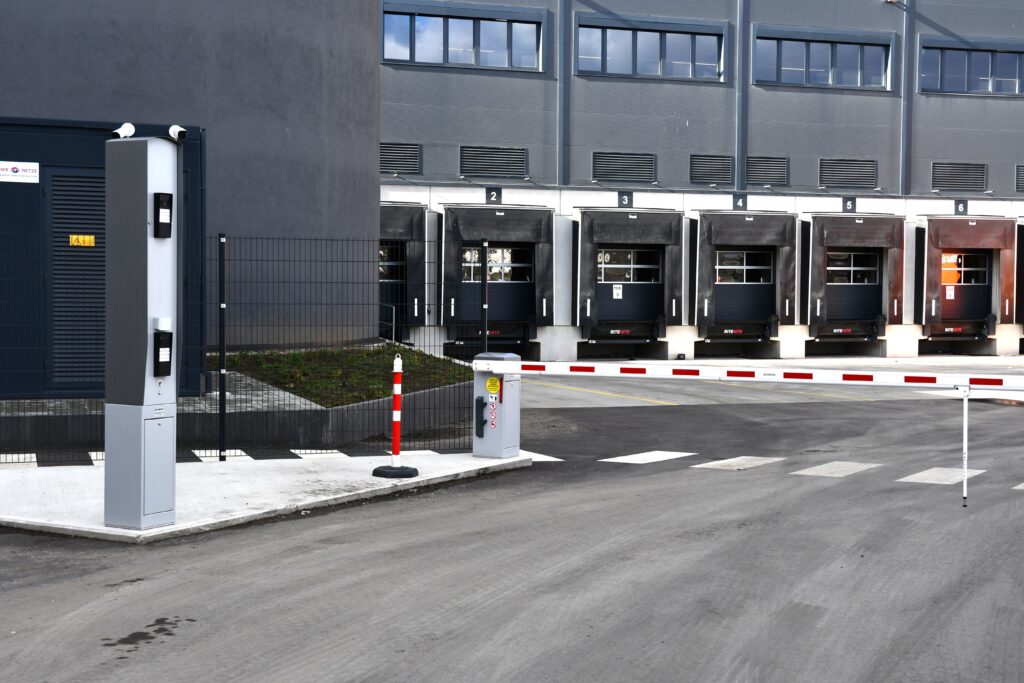 Zufahrt mit LKW Saeule